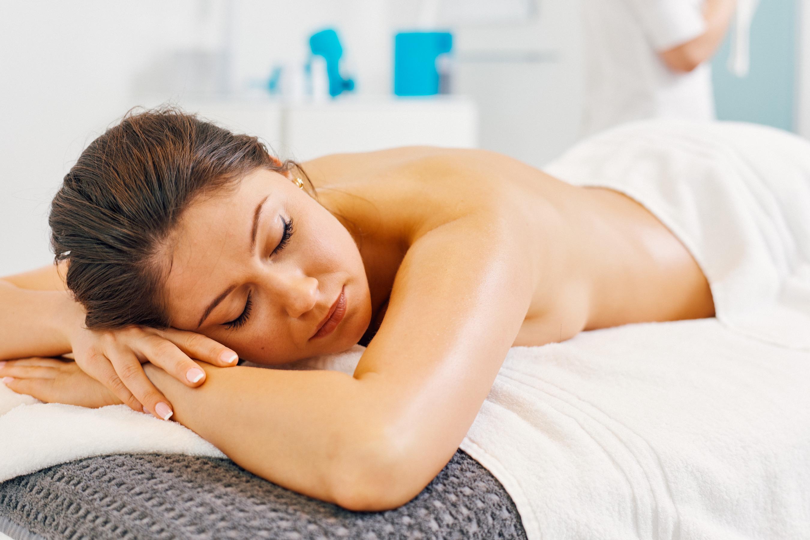 The Lowry Hotel Манчестер Екстер'єр фото A woman receiving a massage