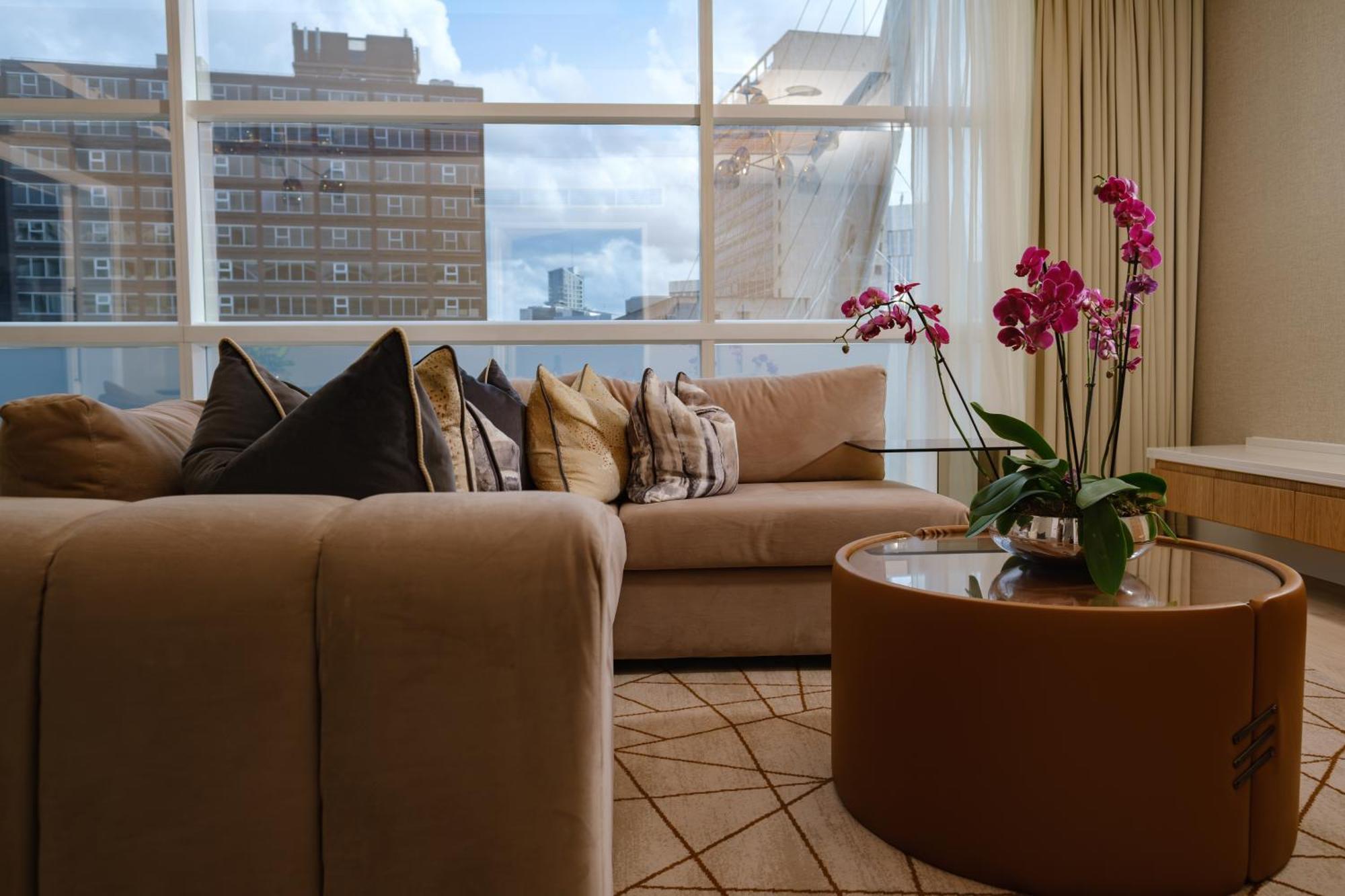 The Lowry Hotel Манчестер Екстер'єр фото A living room in a luxury apartment