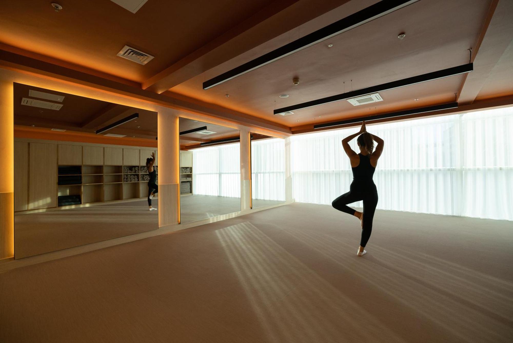 The Lowry Hotel Манчестер Екстер'єр фото A woman practices yoga at the Four Seasons Hotel in Tokyo, Japan.
